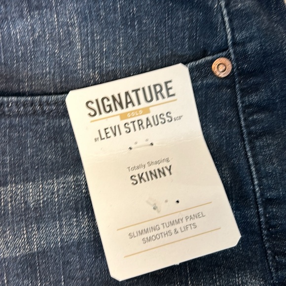 NWT Signature by Levi Strauss Women’s Totally Shaping Skinny Jeans - Picture 8 of 9